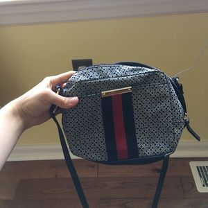 Tommy Hilfiger crossbody bag in great condition